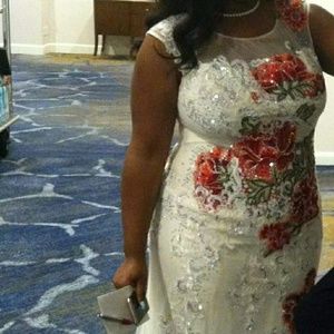 Beautiful floor legnth evenin gown with train